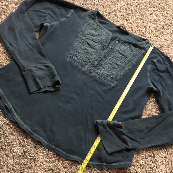 lucky Brand tee long sleeve embroidered bodice Henley neck buttons blue-gray ☮️ - Picture 2 of 4